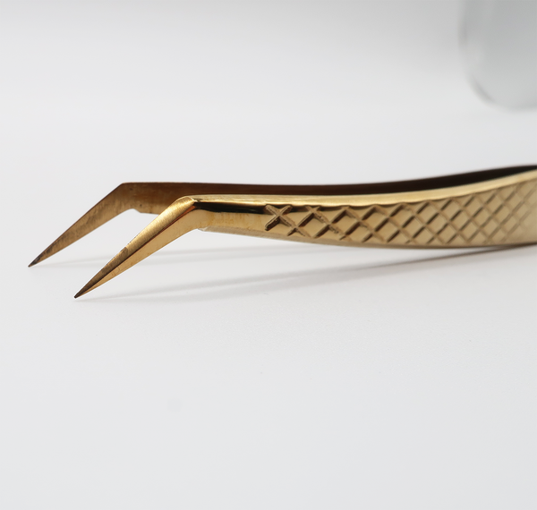 Curved lash tweezers 